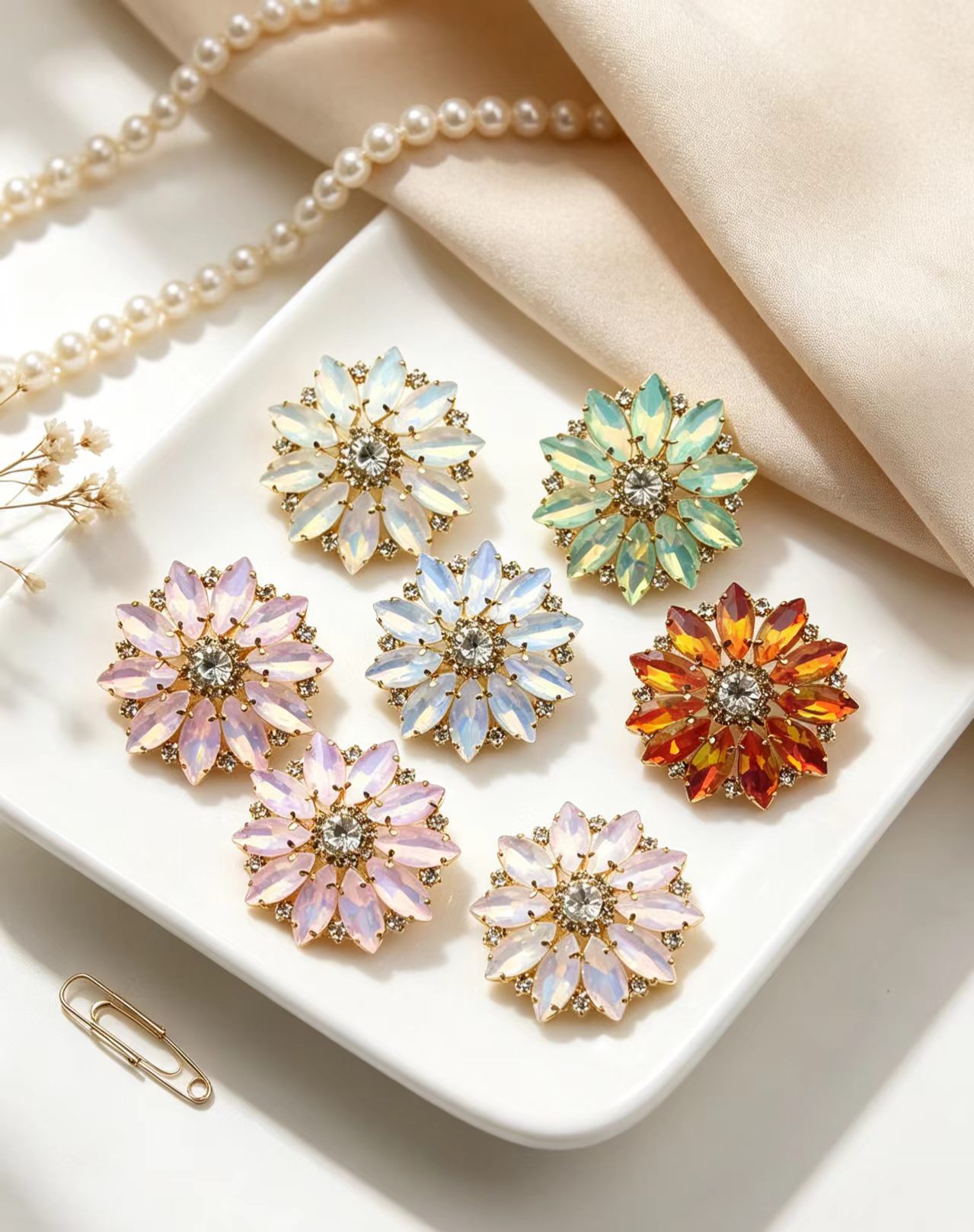 Sew On Rhinestone - Разноцветные пуговицы из смолы и кристаллов